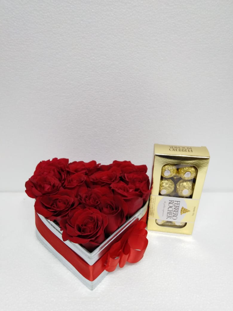 12 Rosas en Caja Corazón y Bombones Ferrero Rocher 100 Grs